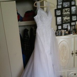 Gently used trumpet off should wedding dress with detachable princess skirt